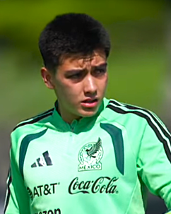 Gilberto Mora entrenando con la selección